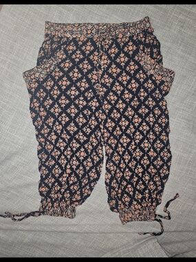 Angie Girls L or Womens M Navy and Orange Floral Cropped Drawstring Pants/bermud